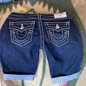 TRUE RELIGION Big T Knee Denim Shorts Low Rise 26 NWOT